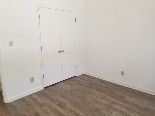 Building Photo - 2 BR duplex near Four Seasons, Twin Lakes