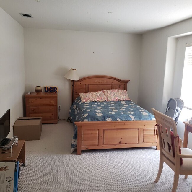 Building Photo - (Mission Grove) 5 BEDROOM, 1 bedroom downs...