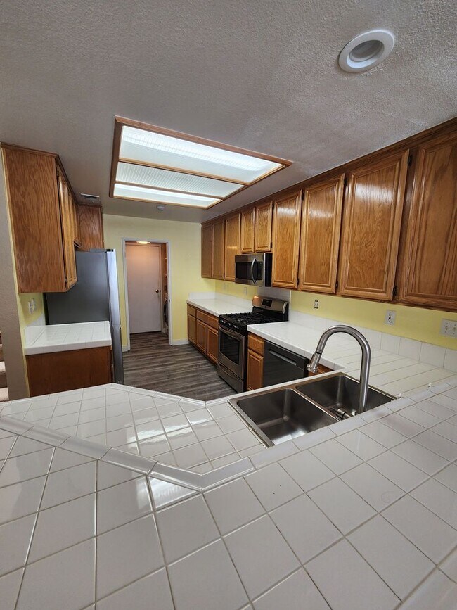 Building Photo - Gorgeous & Spacious 3Bd/2.5Ba, 1,679 SqFt, 2-story Condo - Central A/C & heat, Washer/Dryer - 2 C...