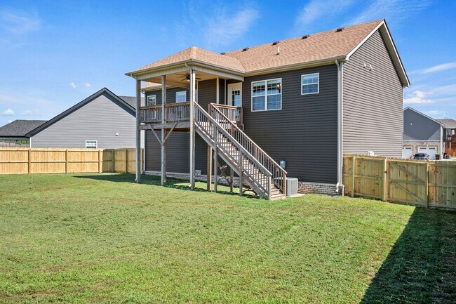 Building Photo - Beautiful Like-New Split Foyer Home Off Ex...