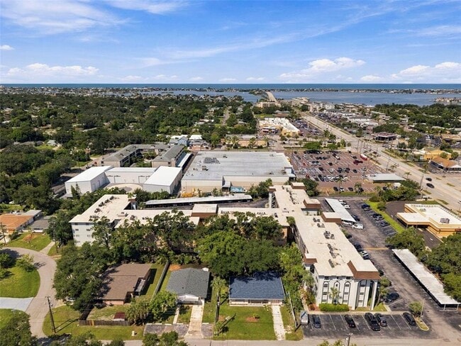 Building Photo - 2525 W Bay Dr