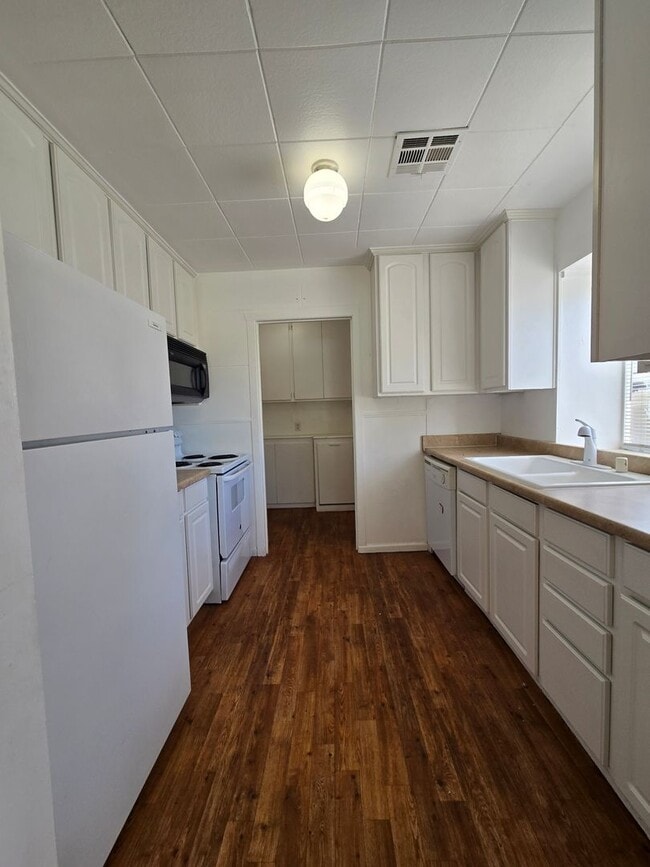 Building Photo - 607 Avenue G