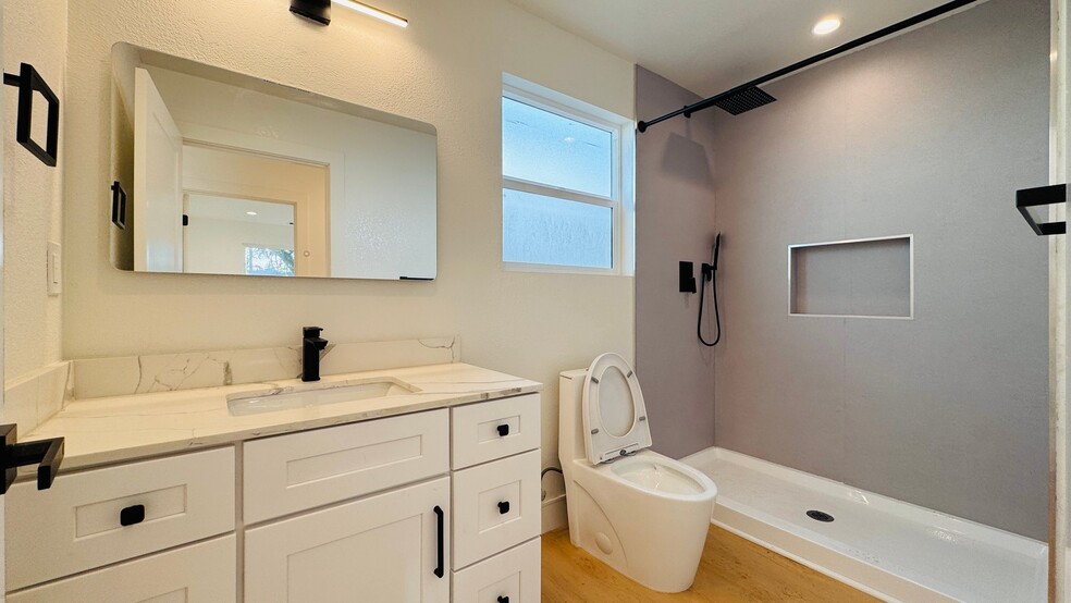 Building Photo - 374 S 21st St