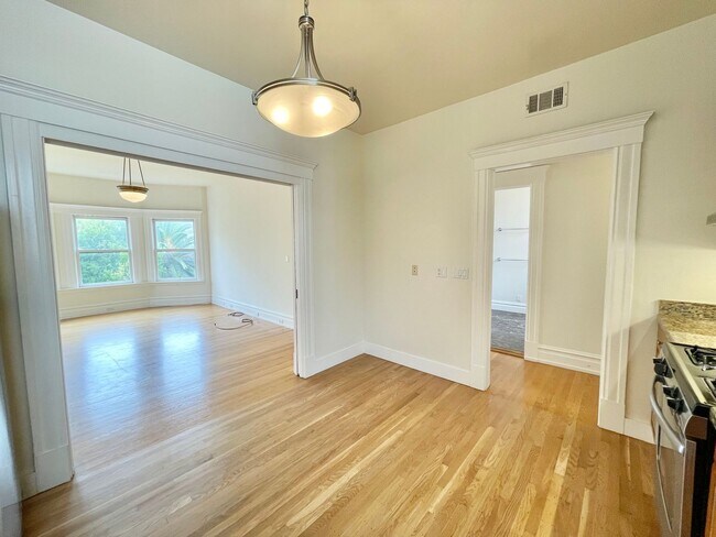 Building Photo - HUGE Top Floor Edwardian 4BR/1.5BA  Flat w...