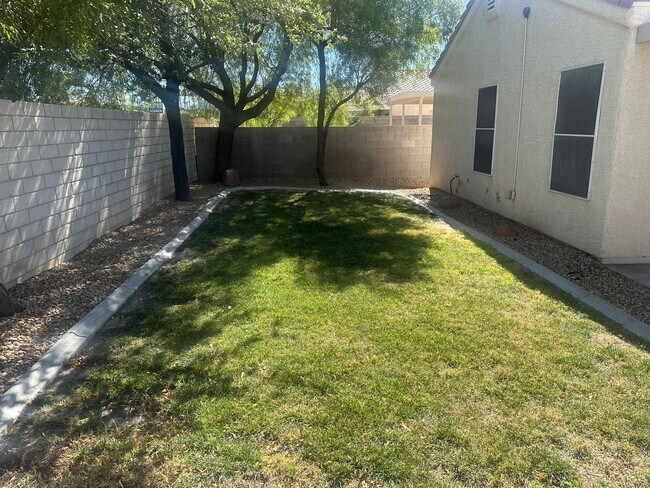 Building Photo - NW!! Single Story Home!! No Carpet!! Pot S...