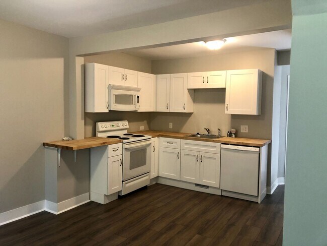 Building Photo - 3 Bedroom Duplex in Madison $1700/mo. $170...