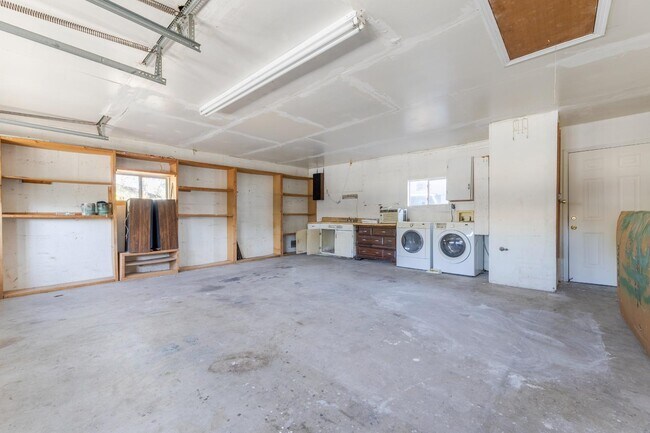 Building Photo - 875 Plainview Dr