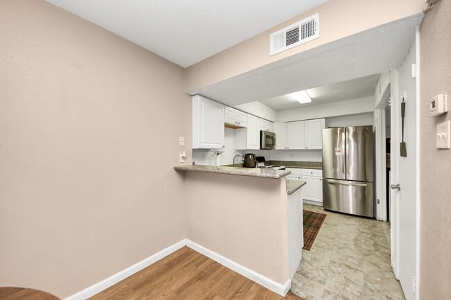 Building Photo - 10555 Turtlewood Ct