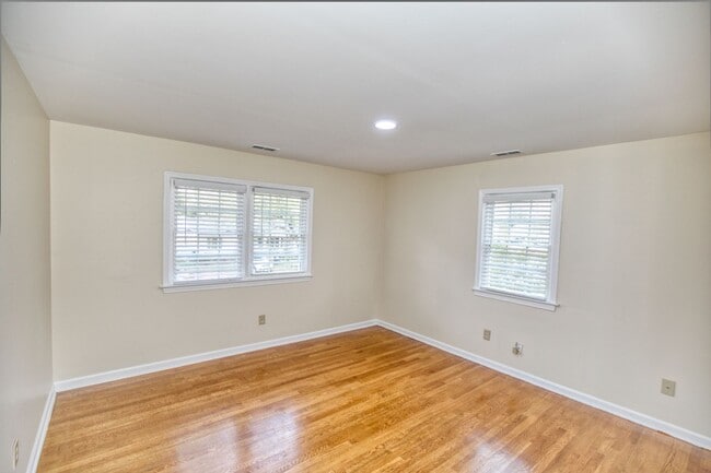 Building Photo - Great Location in Williamsburg!