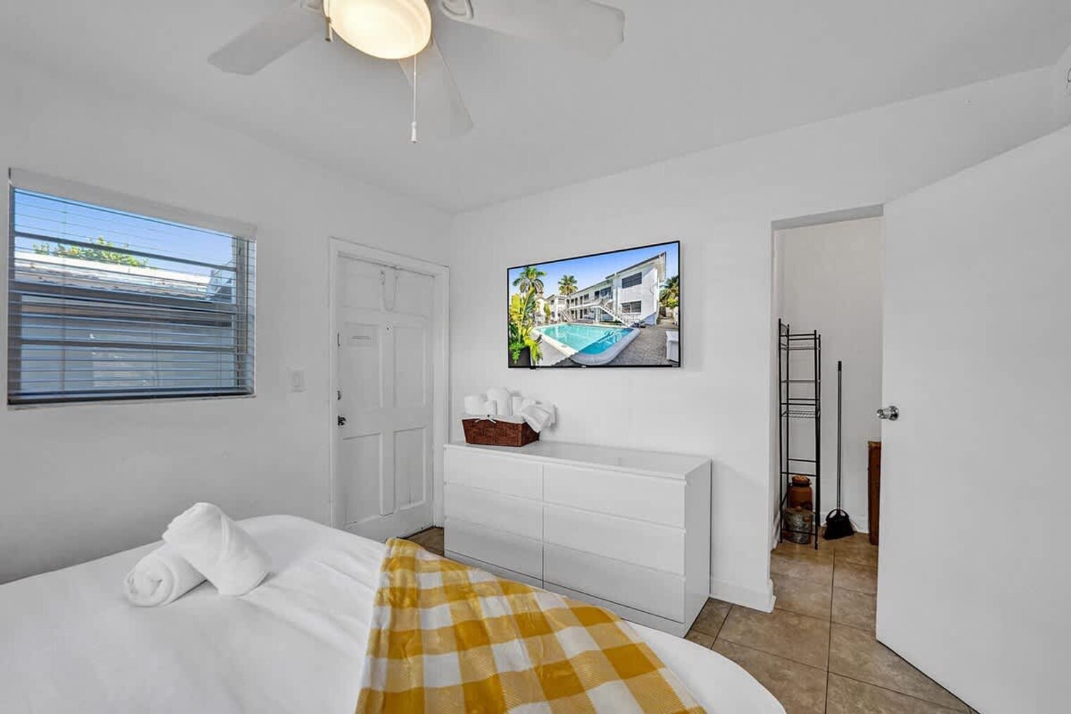 Building Photo - 335 Desoto St