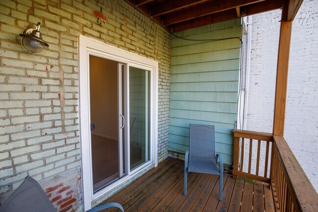 Building Photo - Charming Hill East One Bedroom