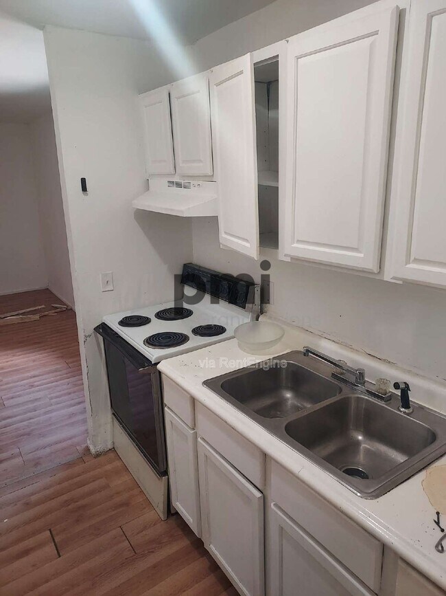 Building Photo - 904 W Macon St