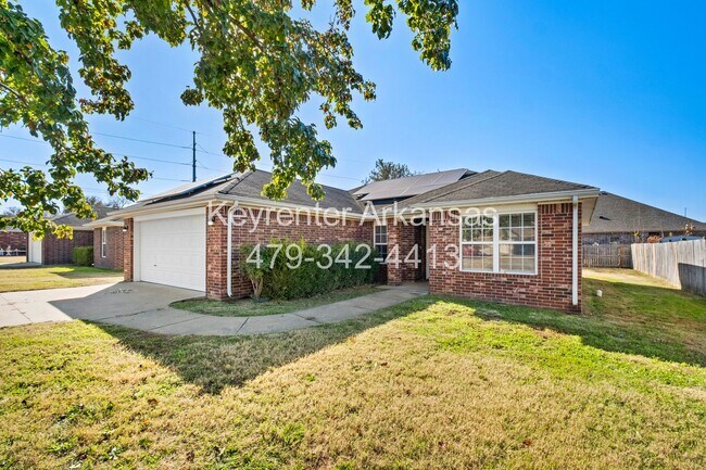 Building Photo - Eco-Friendly Solar Home in Bentonville!