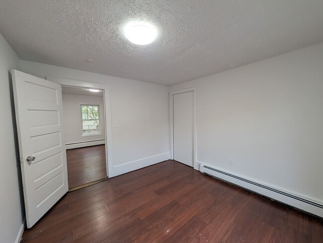 Building Photo - Stunning 3 bedroom 2 bathroom single famil...