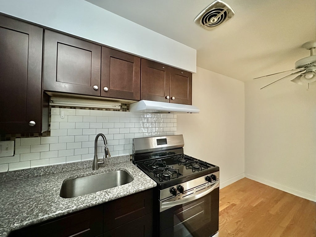 Building Photo - 3710 N Pine Grove Ave