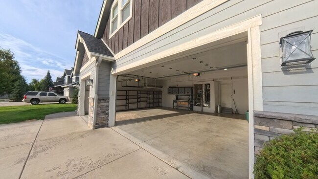 Building Photo - 6892 Baudelaire