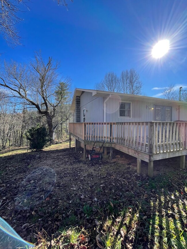 Building Photo - Private 3 Bed 2 Bath in Burnsville NC!!