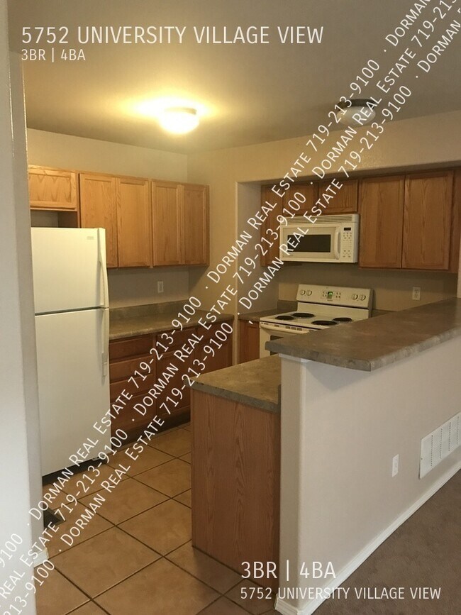 Building Photo - Townhome with garage