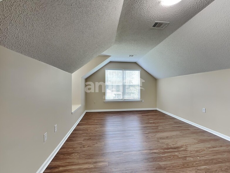 Building Photo - 130 Parkview Rd