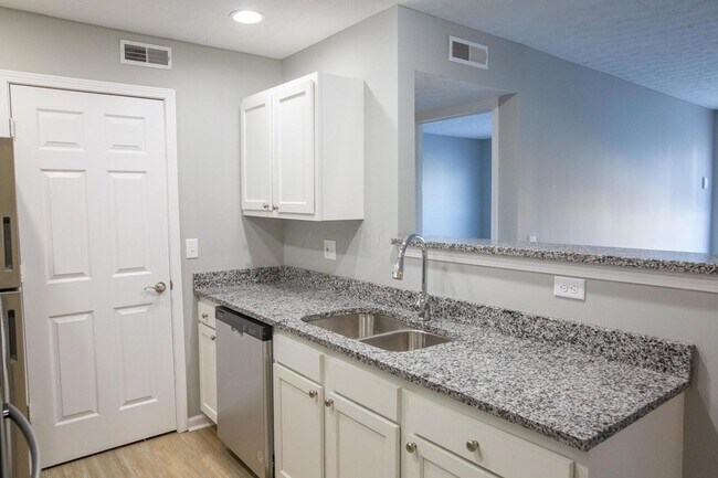 Building Photo - 5516 Cedar Springs