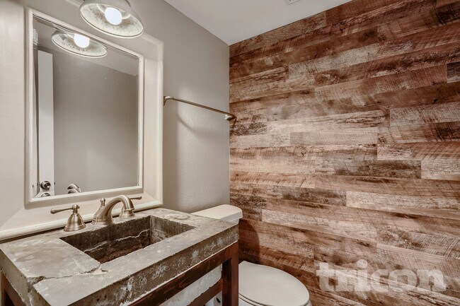 Building Photo - 2063 Los Lomas Dr