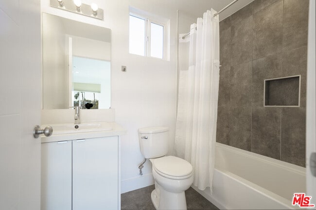 Building Photo - 1107 Carmona Ave