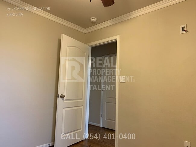 Building Photo - 1917 Carriage House Dr