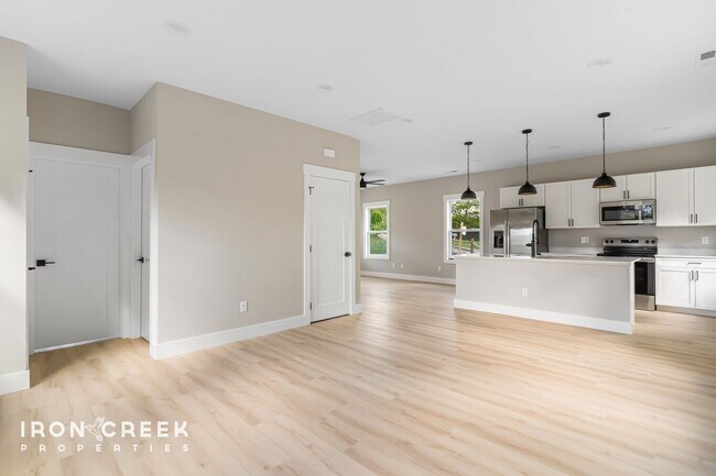 Building Photo - Modern 3-Bed/2.5-Bath Home with Fenced Yar...