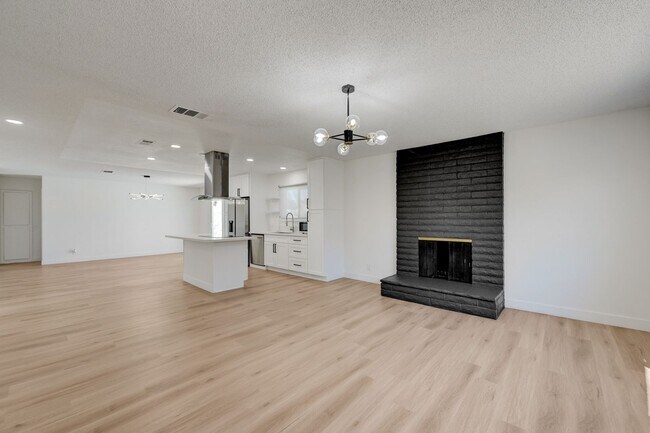 Building Photo - 4382 E Del Santos Dr