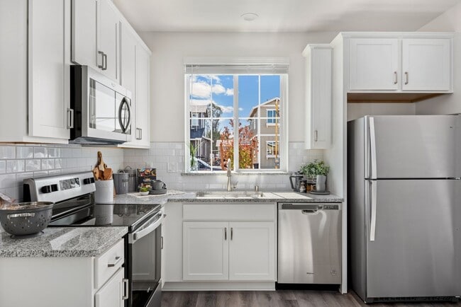 Building Photo - 2 Months Free Rent! 2 BED 1 BATH UPPER UNI...