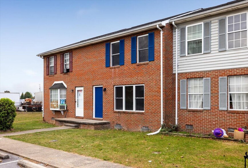 Building Photo - 513 Buckingham Dr