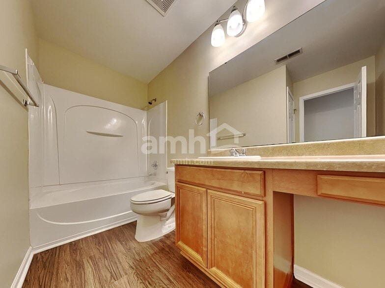 Building Photo - 8811 Shadowglen Dr