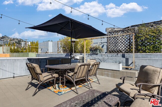 Building Photo - 900 N W Knoll Dr