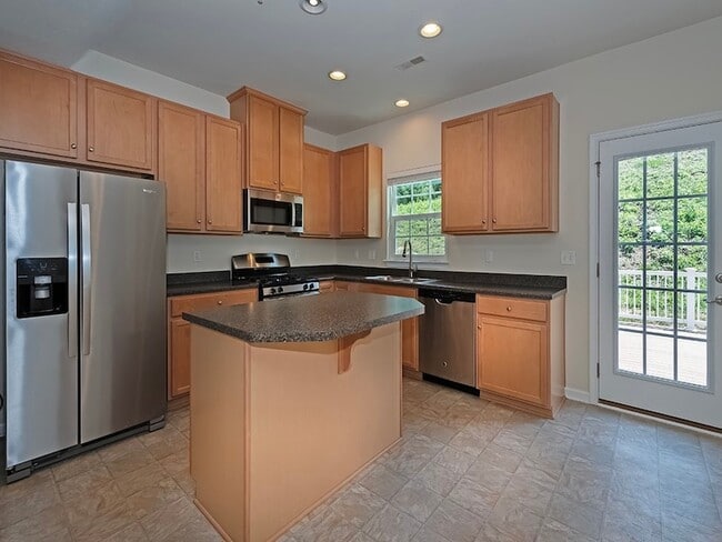 Building Photo - 627 Edison Dr