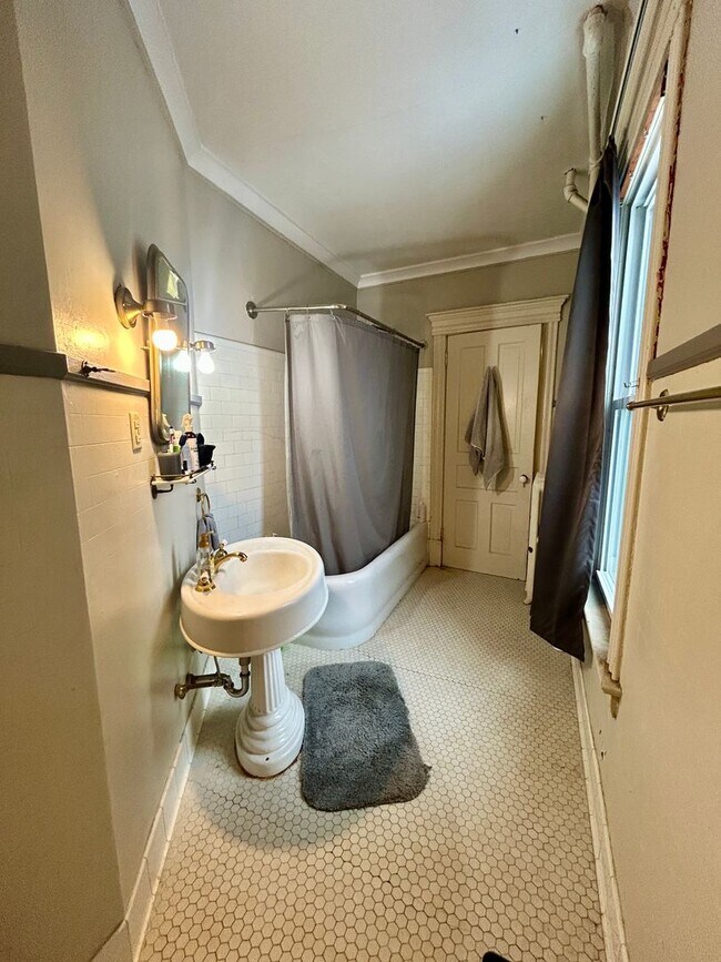 Building Photo - 2115 E 1st St