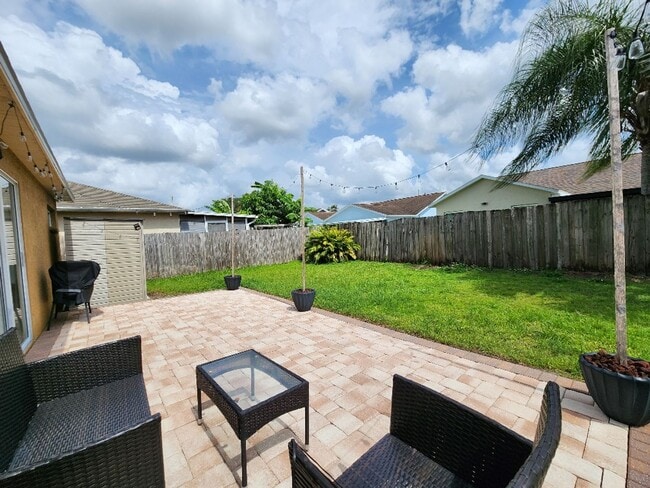 Building Photo - Gorgeous 3-Bedroom, 2-Bathroom in Brandon