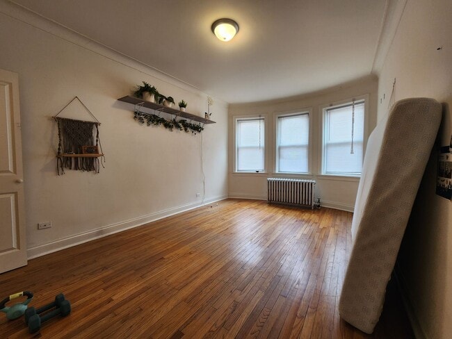 Building Photo - Large 2-bed/2-bath Apartment With Updated Kitchen and Large Living Room