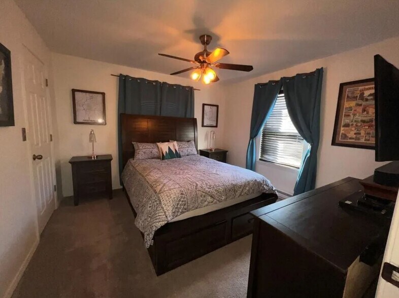 Bedroom - 2002 E Huntsville Rd
