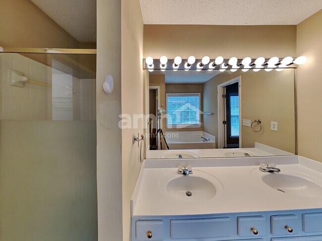 Building Photo - 607 Wallnut Hall Trl