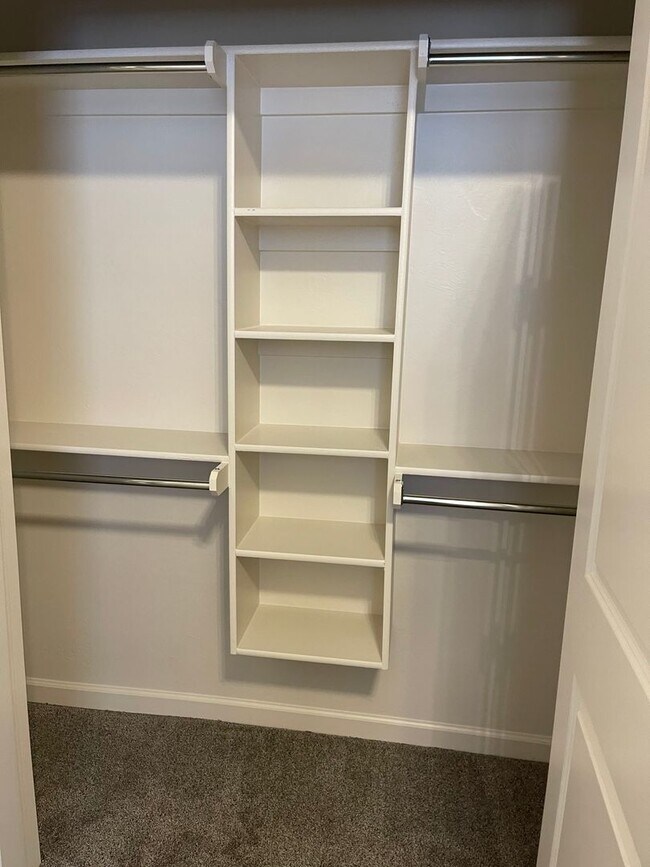 Building Photo - Spacious 4 bed 3 bath home