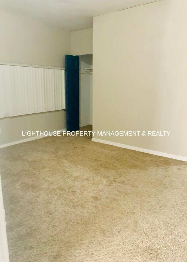 Building Photo - Huge 4 Bedroom Home With Sunroom And Garage