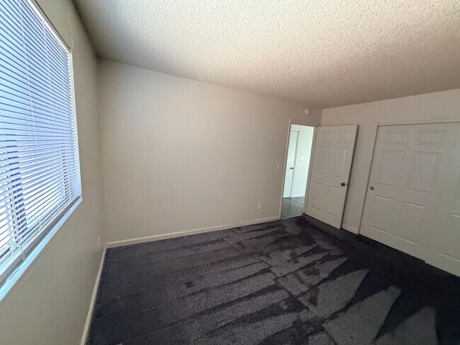 Building Photo - Reno Duplex - 1 Pet Friendly, Garage, Dishwasher, Washer/Dryer Hookups, Central A/C