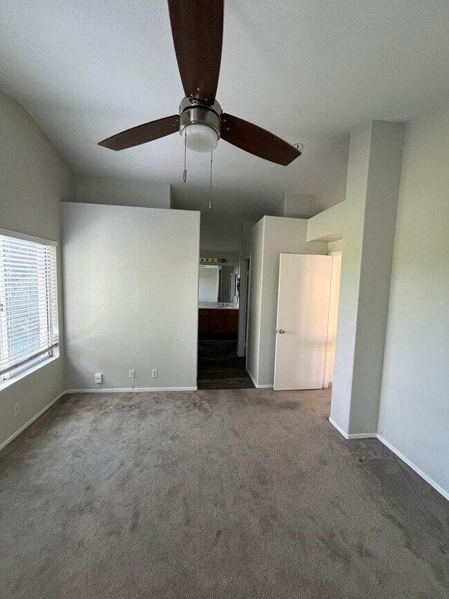 Building Photo - Spacious 4br/3ba Single Family Residence in Beautiful Eastlake Greens Community