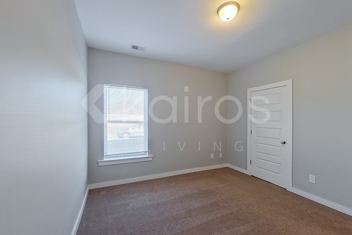 Building Photo - 204 White Oak Cir