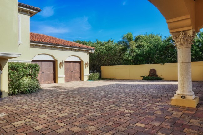 Building Photo - 1363 Oceanview Dr