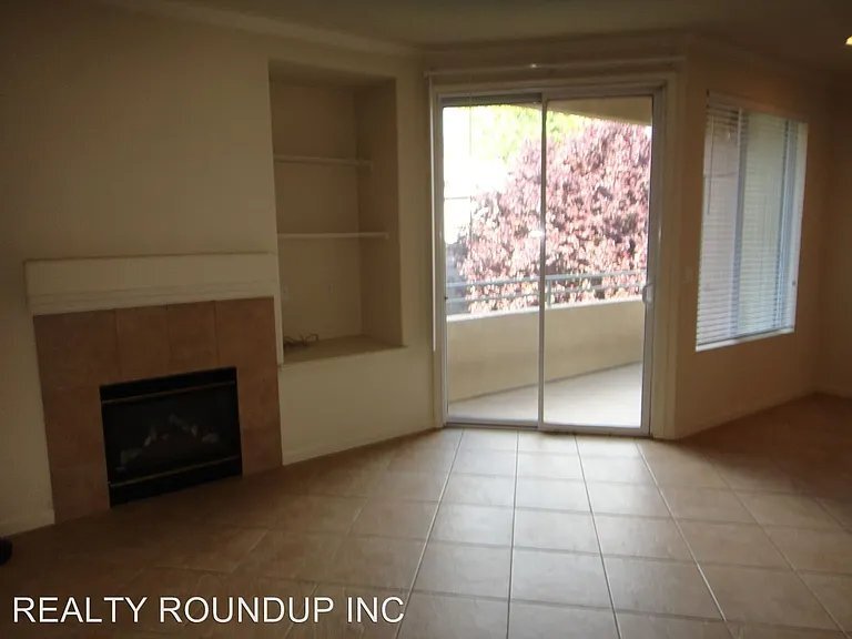 Building Photo - 5201 Laguna Oaks Dr