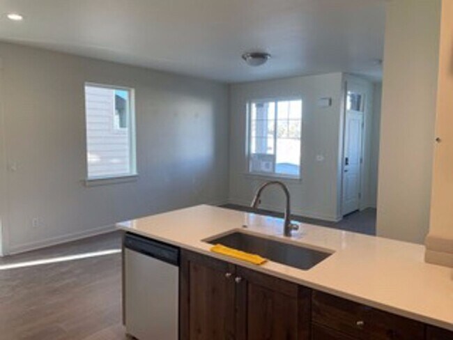 Building Photo - End unit Pahlish Townhome!