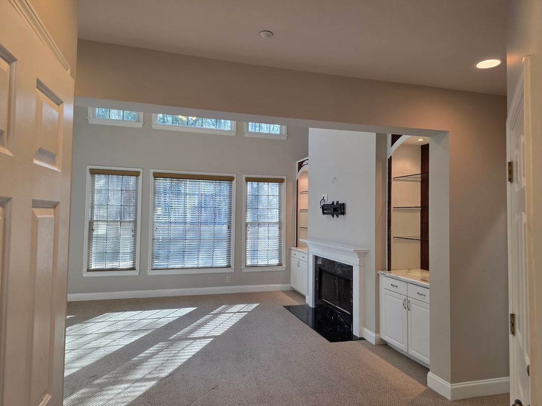 Building Photo - 617 Maple Grove Way