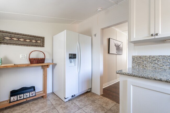 Building Photo - 272 W Carmel Valley Rd