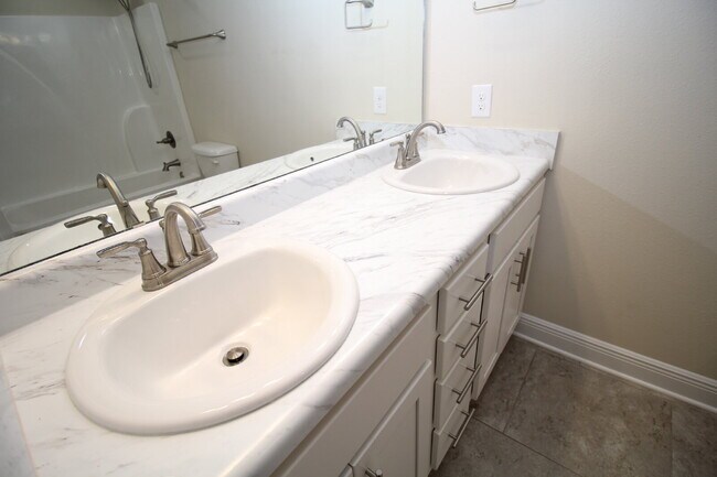 Building Photo - Beautiful 3-Bedroom, 2-Bath with 1-Car Garage, Open Floor Plan, Stainless Steel Appliances, and F...